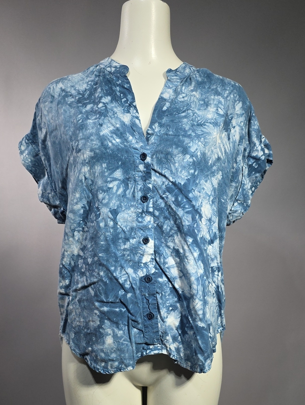 cloth & stone Blue Tie-Dye Button Front Top R5